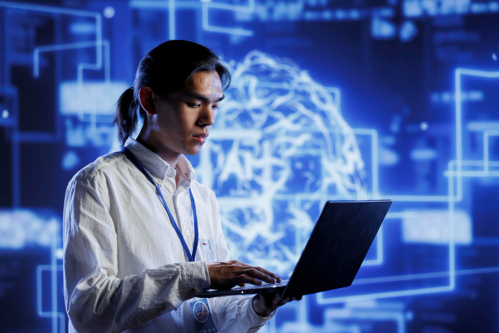 Homem com notebook fazendo automação para licitação