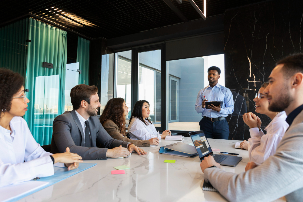 Sala com executivos em reunião